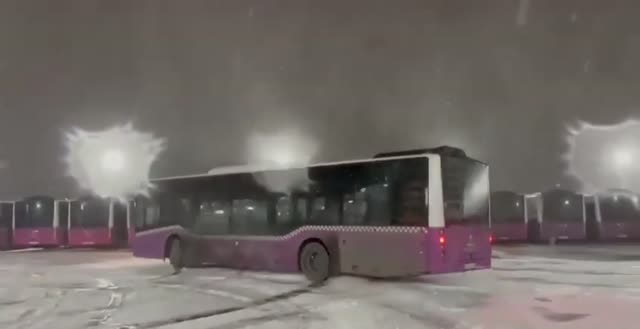 Vidéo Drifter Sur La Neige En Bus