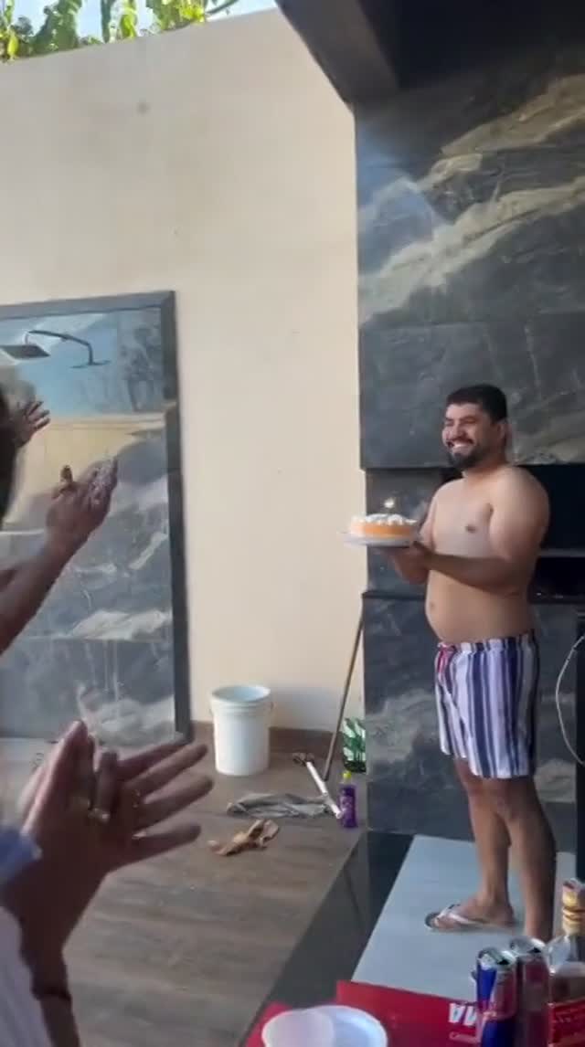 Vidéo Un Gâteau D'anniversaire Surprise