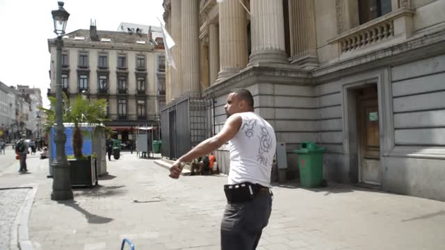 Vidéo Demander Un Prêt De 50000 Euros à La Banque En Jouant Le Mafieux