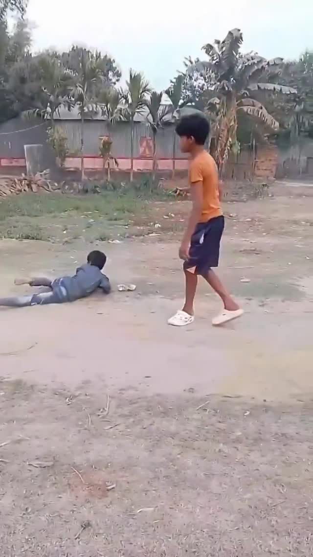 Deux Enfants Se Disputent 2 Deux Enfants Se Disputent 2