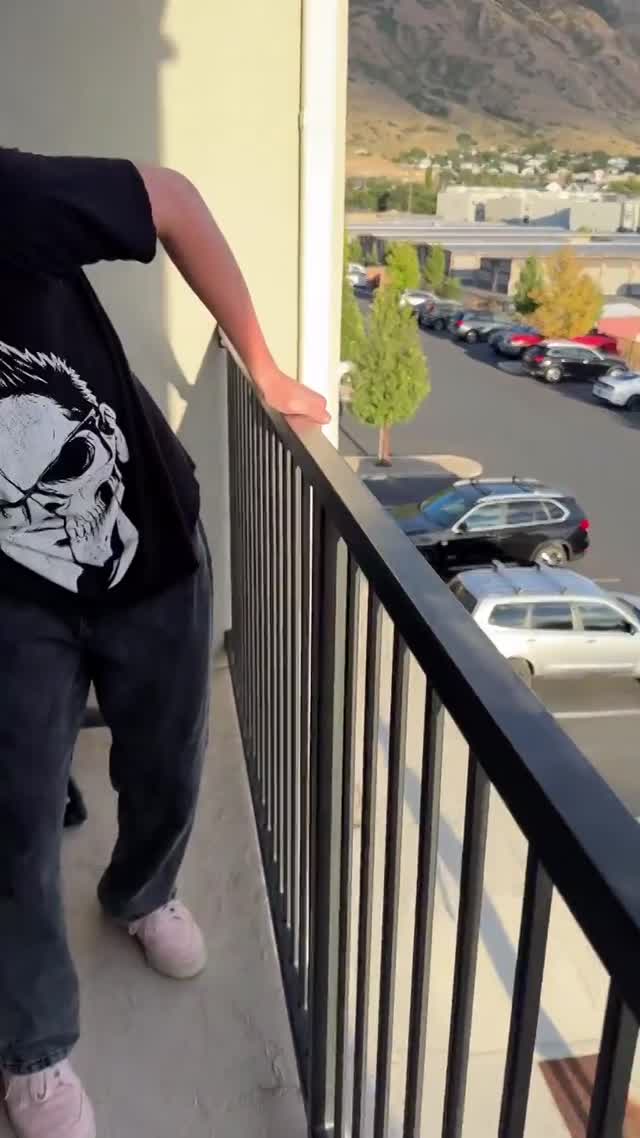 Son Pote Doit Attraper De La Guimauve Avec La Bouche Son Pote Doit Attraper De La Guimauve Avec La Bouche