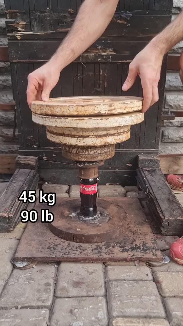 Tester La Résistance D'une Bouteille De Coca Cola En Verre