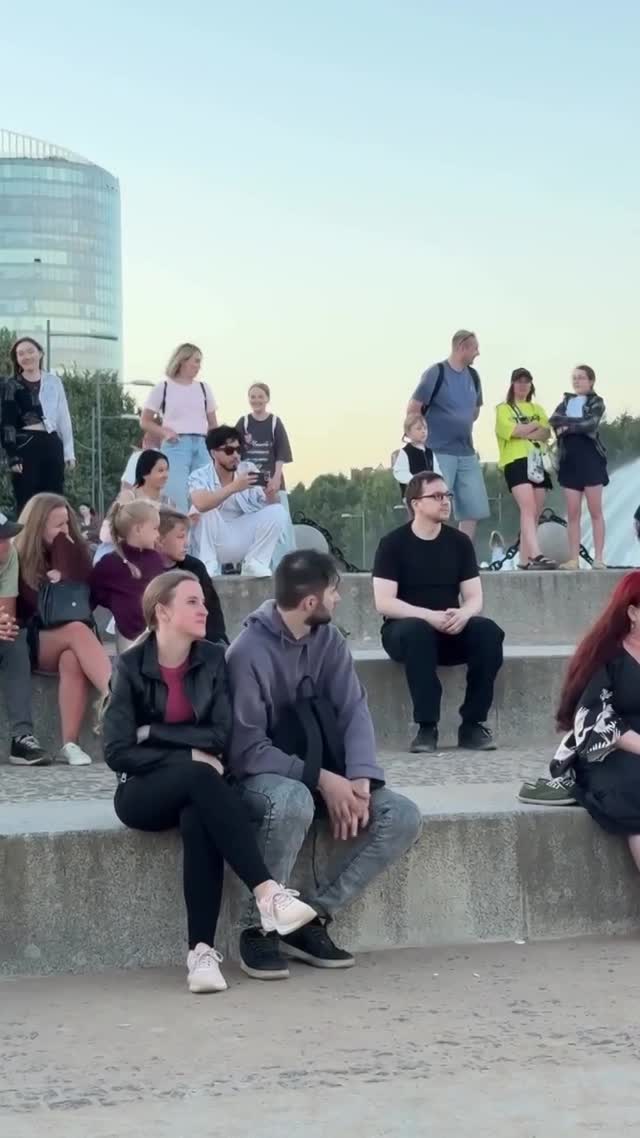 Un Salto Avant Discret Au Milieu D'inconnus