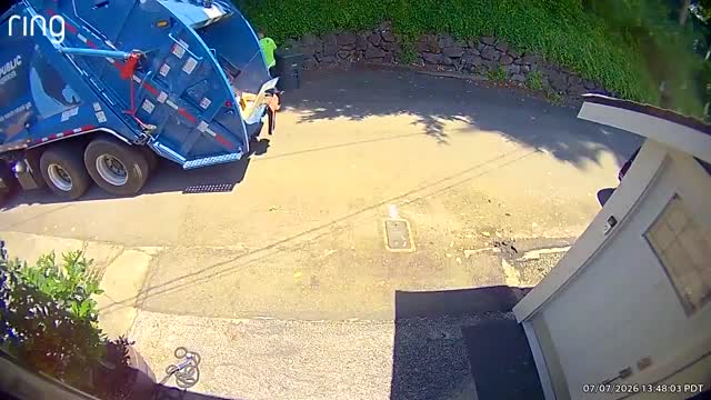 Vidéo Une Très Mauvaise Journée Pour Cet éboueur 2